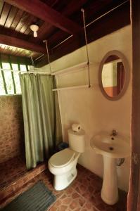 حمام في Howler Monkey Hotel