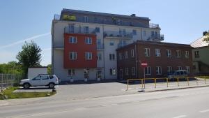 キェルツェにあるSabinówekの建物横の駐車場に駐車した白車