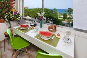 einen Tisch mit Wassermelonen neben einem Fenster in der Unterkunft Artemis Boutique Apartment 1 in Limassol