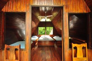 Howler Monkey Hotel في مونتيزوما: غرفة نوم بها سريرين ونافذة