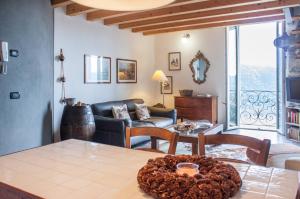 een woonkamer met een tafel en een bank bij Holiday Home Vista Lago in Cernobbio