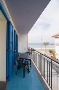 einen Balkon mit einem Tisch und Strandblick in der Unterkunft Aria di Mare in Casal Velino