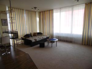 Apartment near Airport في ريغا: غرفة معيشة كبيرة مع أريكة وطاولة