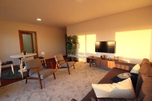 ein Wohnzimmer mit einem Sofa und einem Flachbild-TV in der Unterkunft Agudela Vista Mar in Lavra