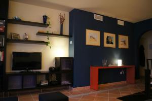 アヤモンテにあるCaddie Esuriの青い壁のリビングルーム(テレビ付)