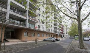 un coche aparcado frente a un gran edificio en My Oriente, en Lisboa