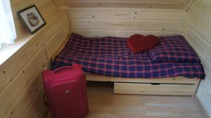 מיטה או מיטות בחדר ב-domki w pewelce