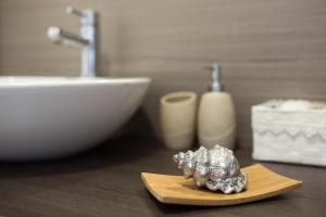 w łazience znajduje się umywalka i szczoteczka do zębów. w obiekcie Apartments M&T Mirna w mieście Punat +24 zdjęcia