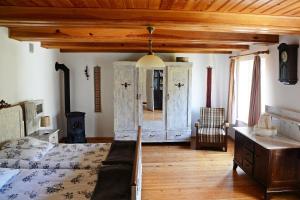 ein Schlafzimmer mit einem Bett und einer Holzdecke in der Unterkunft Retrodom in Retowo