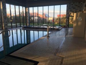 a pool in a building with a view of the mountains at Apartamenty 5 mórz in Sianozety