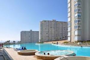 una gran piscina frente a algunos edificios en Algarrobo Laguna Vista, en Algarrobo