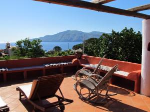 d'une terrasse avec des chaises, une table et un piano. dans l'établissement Villino Miraglia, à Lingua