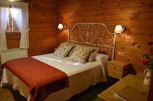 LiresにあるCabañas de Liresの木製の部屋にベッド1台が備わるベッドルーム1室があります。