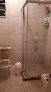 uma casa de banho com um chuveiro e um WC. em Apartamento Federal em São Lourenço
