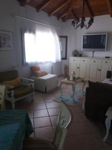 un salon avec un canapé et une télévision dans l'établissement Villa Iviritiko, à Nea Roda