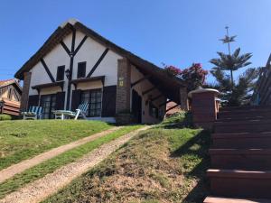 una casa con un camino que conduce a ella en Las Caidas Del Diablo, en Punta del Diablo