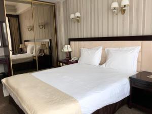 Postel nebo postele na pokoji v ubytování Sofievsky Posad Hotel