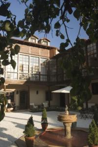 Posada Real Casa de Tepa في أستورغا: مبنى كبير أمامه نافورة
