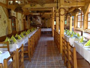 Reštaurácia alebo iné gastronomické zariadenie v ubytovaní Ubytovani U Kulky