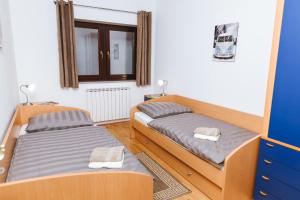 sypialnia z 2 łóżkami i oknem w obiekcie Apartma Barbara w Koprze