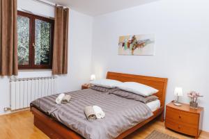 sypialnia z łóżkiem z dwoma ręcznikami w obiekcie Apartma Barbara w Koprze