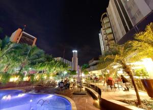 een zwembad in een stad 's nachts bij Amazon Taiamã Hotel in Cuiabá