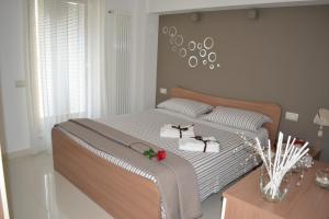 sypialnia z łóżkiem i dwoma ręcznikami na nim w obiekcie La Casa Di Melory w mieście Matera