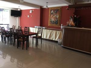 a restaurant with a table and chairs and a bar at Apart Hotel Incamin in Arequipa