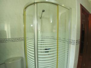 una doccia in vetro in un bagno con WC di Chalet Argoños ad Argoños Altre 46 foto