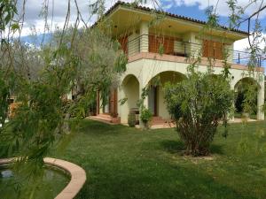 una casa con un cortile con un laghetto di fronte di Can Quilis a Pontós