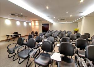 una sala de conferencias con sillas y una mesa. en Hotel Taiamã, en Cuiabá