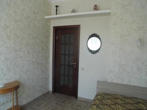ゲレンジークにあるApartment Krasotaのベッドルーム1室(ドア、丸窓付)