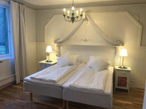 Postel nebo postele na pokoji v ubytování Hjelle Hotel