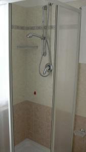 um chuveiro com uma porta de vidro na casa de banho em Hotel Mario em San Benedetto del Tronto