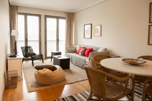 a living room with a couch and a table at Piso en el Centro Plaza de España in Seville