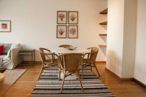 a dining room with a table and chairs at Piso en el Centro Plaza de España in Seville
