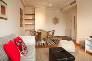 a living room with a couch and a table at Piso en el Centro Plaza de España in Seville