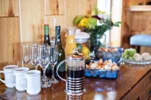 uma mesa com copos de vinho e garrafas de vinho em A Stay Inn Ely em Ely
