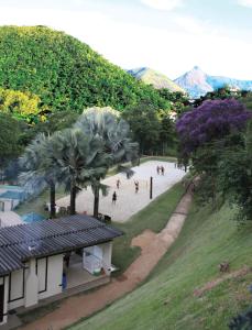vista su una spiaggia con palme e su un edificio di Estudio Itaipava a Itaipava