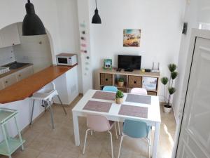 a kitchen and dining room with a white table and chairs at Appartement Lago Jardin in Torrevieja