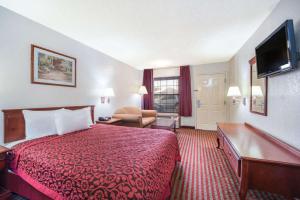 Postel nebo postele na pokoji v ubytování Days Inn by Wyndham McAllen
