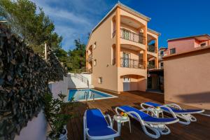 Villa con piscina y casa en Villa Nora, en Trogir