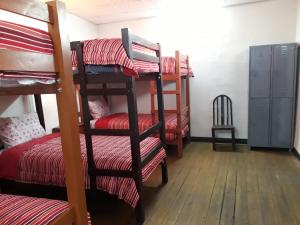 Bunk bed o mga bunk bed sa kuwarto sa Misti Hostel B&B