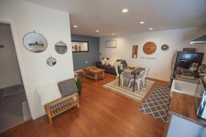 ein Wohnzimmer mit einem Sofa und einem Tisch in der Unterkunft Charming Valley Village Guesthouse Permit # HSR two three zero zero 2794 in North Hollywood
