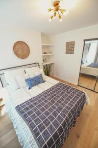 ノースハリウッドにあるCharming Valley Village Guesthouse Permit # HSR two three zero zero 2794のベッドと天井扇風機のある寝室