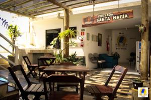 un patio avec des tables et des chaises dans un restaurant dans l'établissement Pousada Santa Maria, à Aparecida