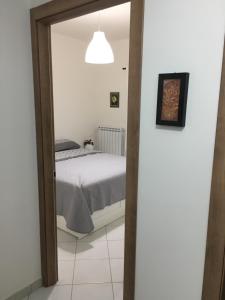 um quarto com uma cama e um espelho em La coccinella em Agropoli