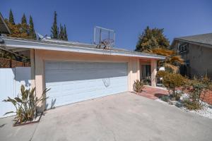 un garaje con un aro de baloncesto en el techo de una casa en Charming Valley Village Guesthouse Permit # HSR two three zero zero 2794 en North Hollywood