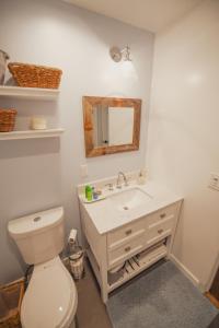 Bathroom sa Charming Valley Village Guesthouse Permit # HSR two three zero zero 2794