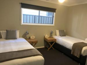 Cama o camas de una habitación en luxury abalina cottages